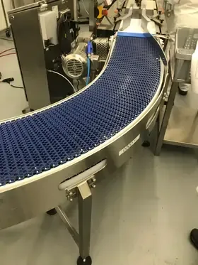 Curved conveyor belt