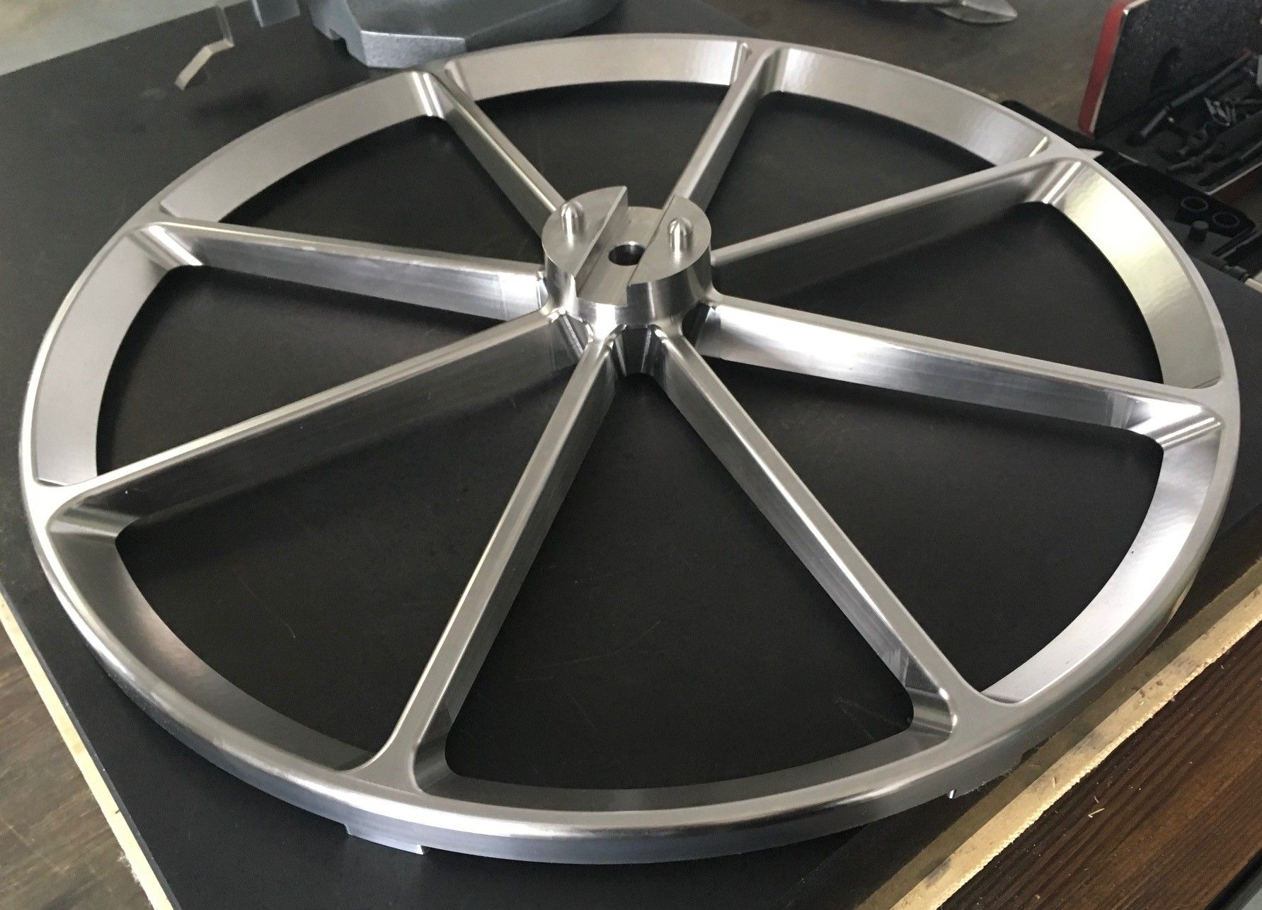 Finition polie de roue metalique